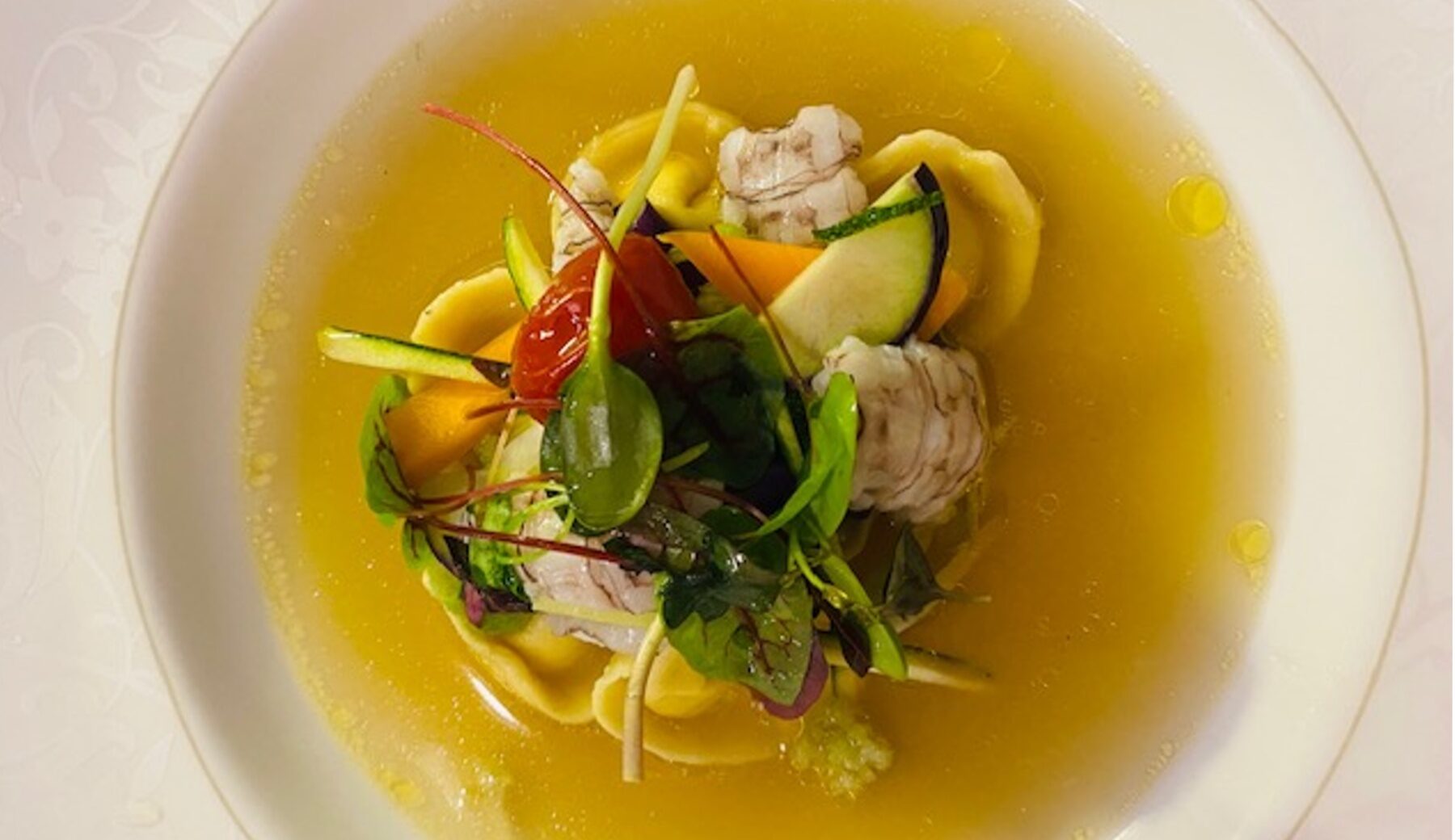 La ricetta dei “Cappelletti di ricotta di pecora, brodo di canocchie e verdure croccanti” di Antonio Scalera