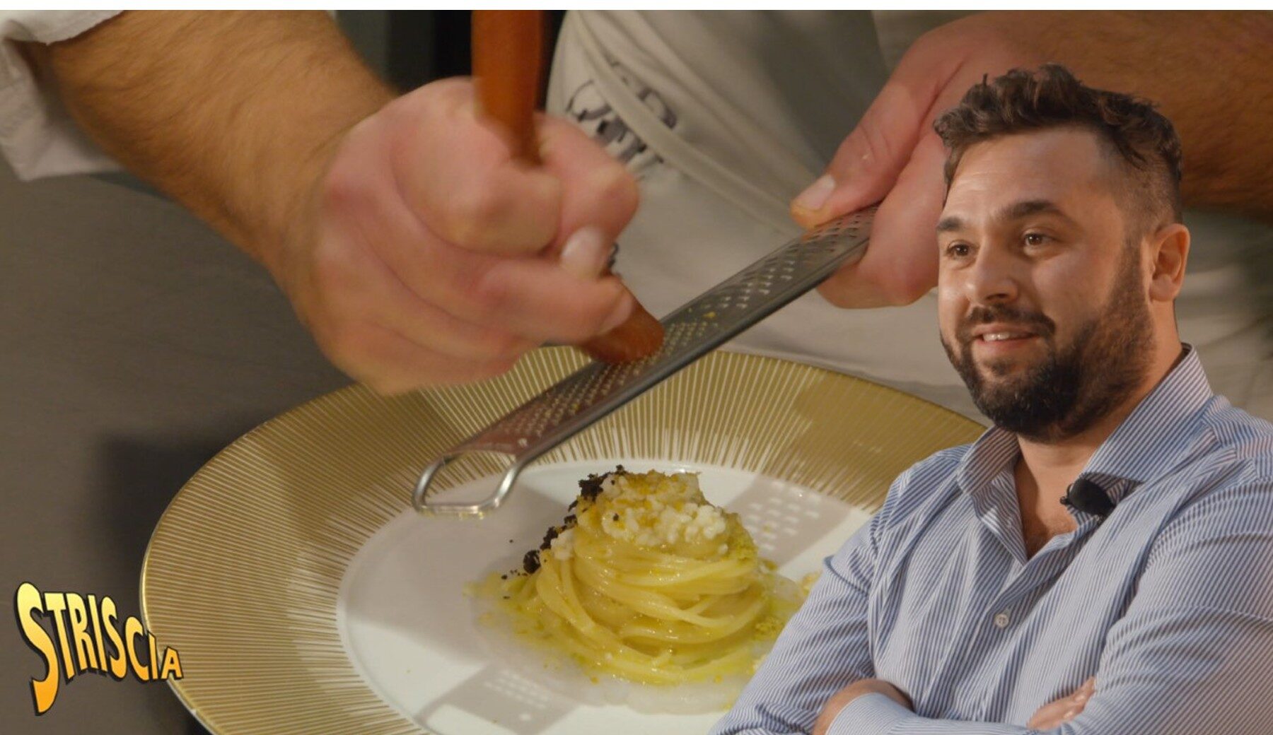 Domani sera a Striscia “Lo spaghetto aglio, olio e peperoncino, scampi, polvere di olive e bottarga di Cabras” di Nicola Giancarlo Gronchi