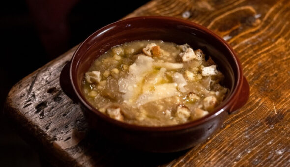 La ricetta della “Zuppa di cipolla dell’acqua, manfrigoli, focaccia, parmigiano reggiano e aceto balsamico tradizionale” di Massimiliano Mussoni