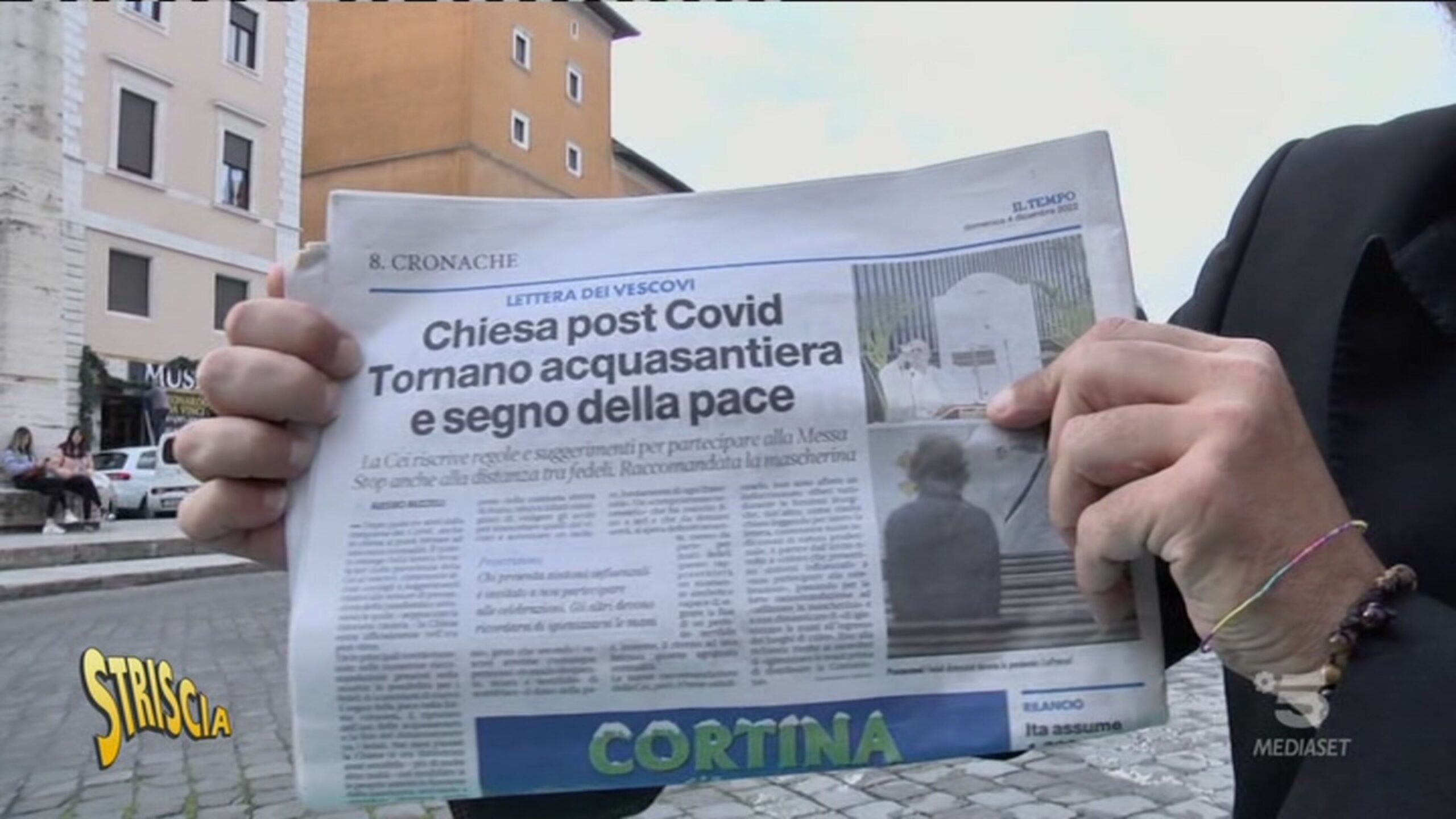 Acqua santa e stretta di mano, un grande ritorno in Chiesa