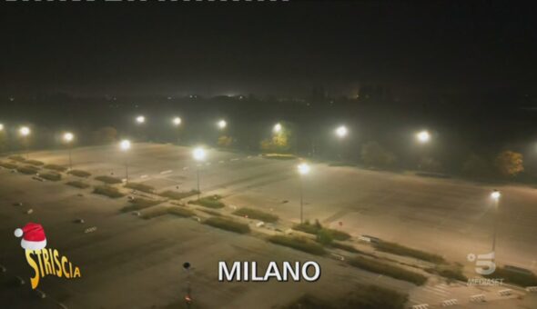 Altro che crisi energetica, il parcheggio di Milano illuminato a giorno tutta la notte