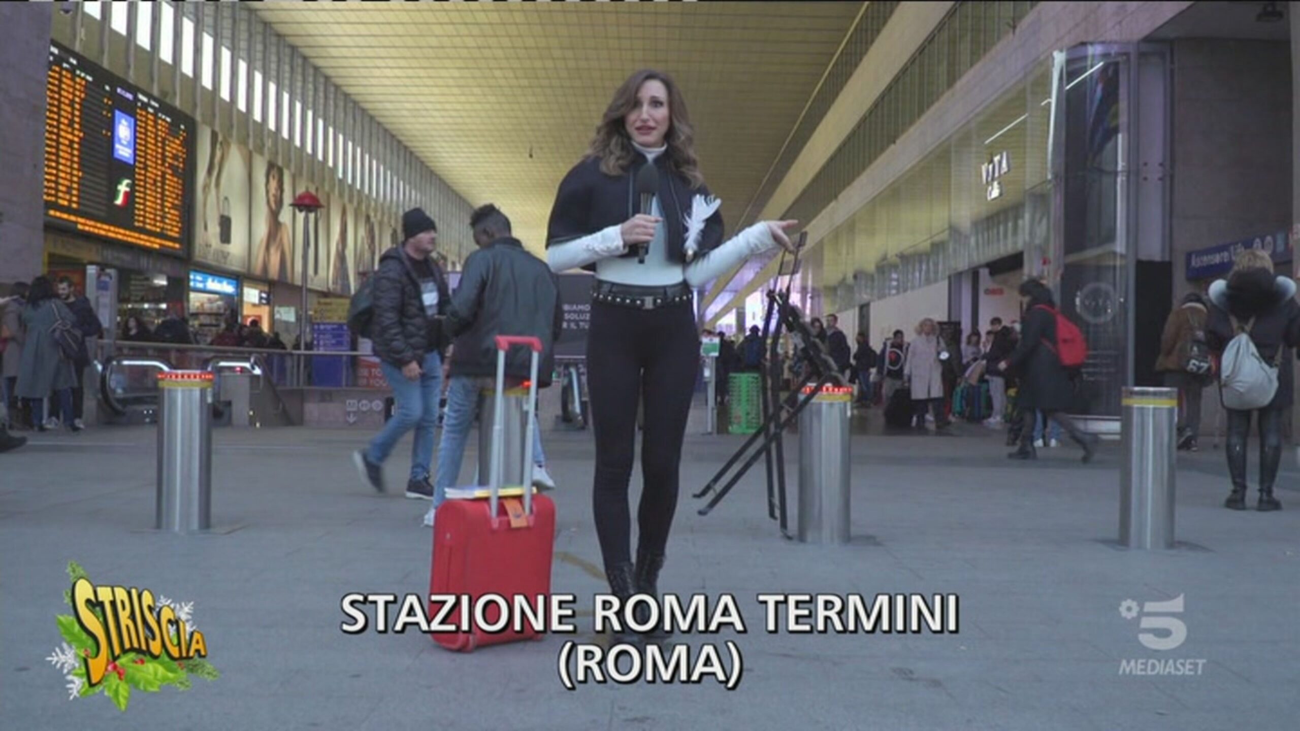 Roma Termini, la stazione in cui sedersi è impossibile Striscia la
