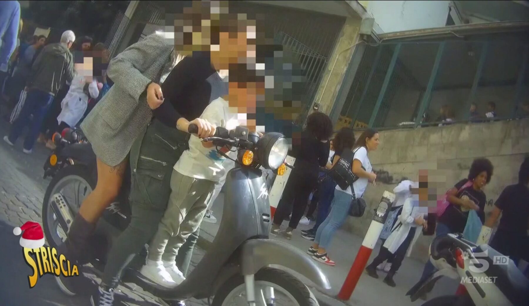 Pechino: casco obbligatorio sugli scooter elettrici, “rivoluzione culturale”. E in Italia? I servizi di Striscia