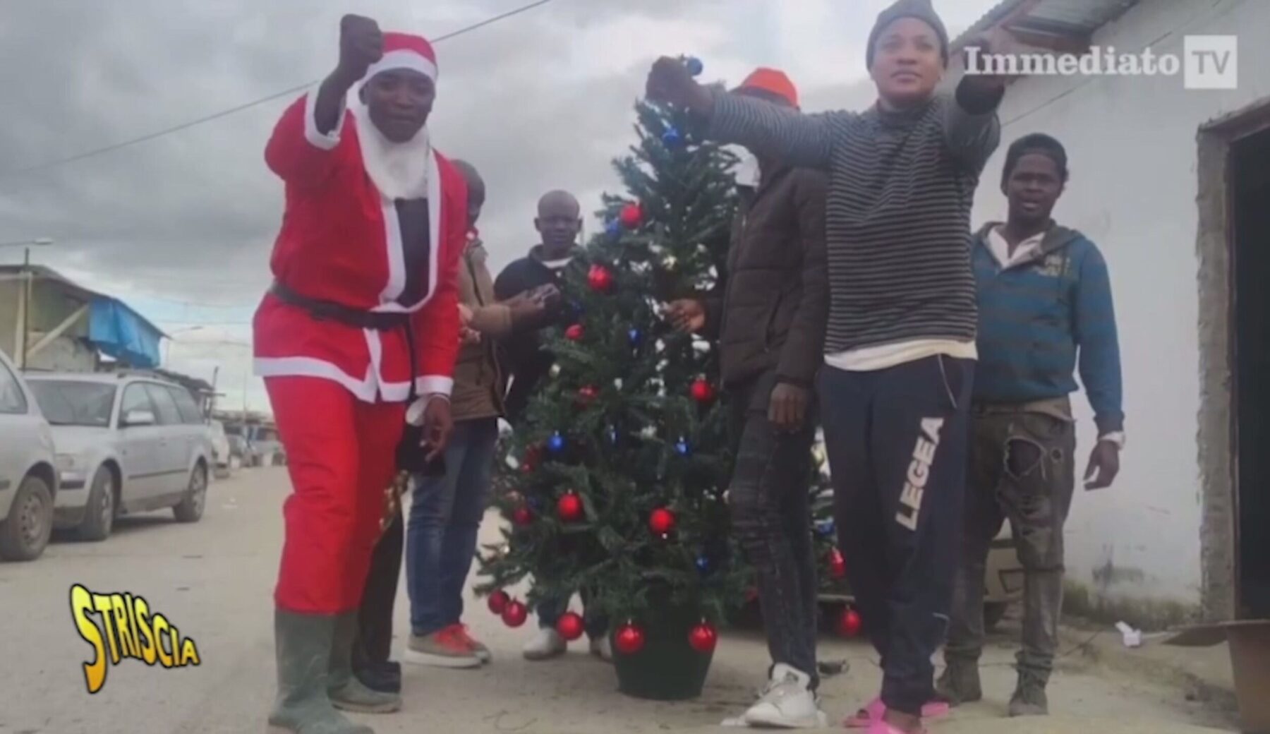 Successo natalizio per Striscia: ecco gli auguri del Babbo Natale con gli stivali