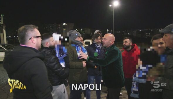 Parcheggiatori abusivi e sosta selvaggia davanti ai vigili allo stadio di Napoli