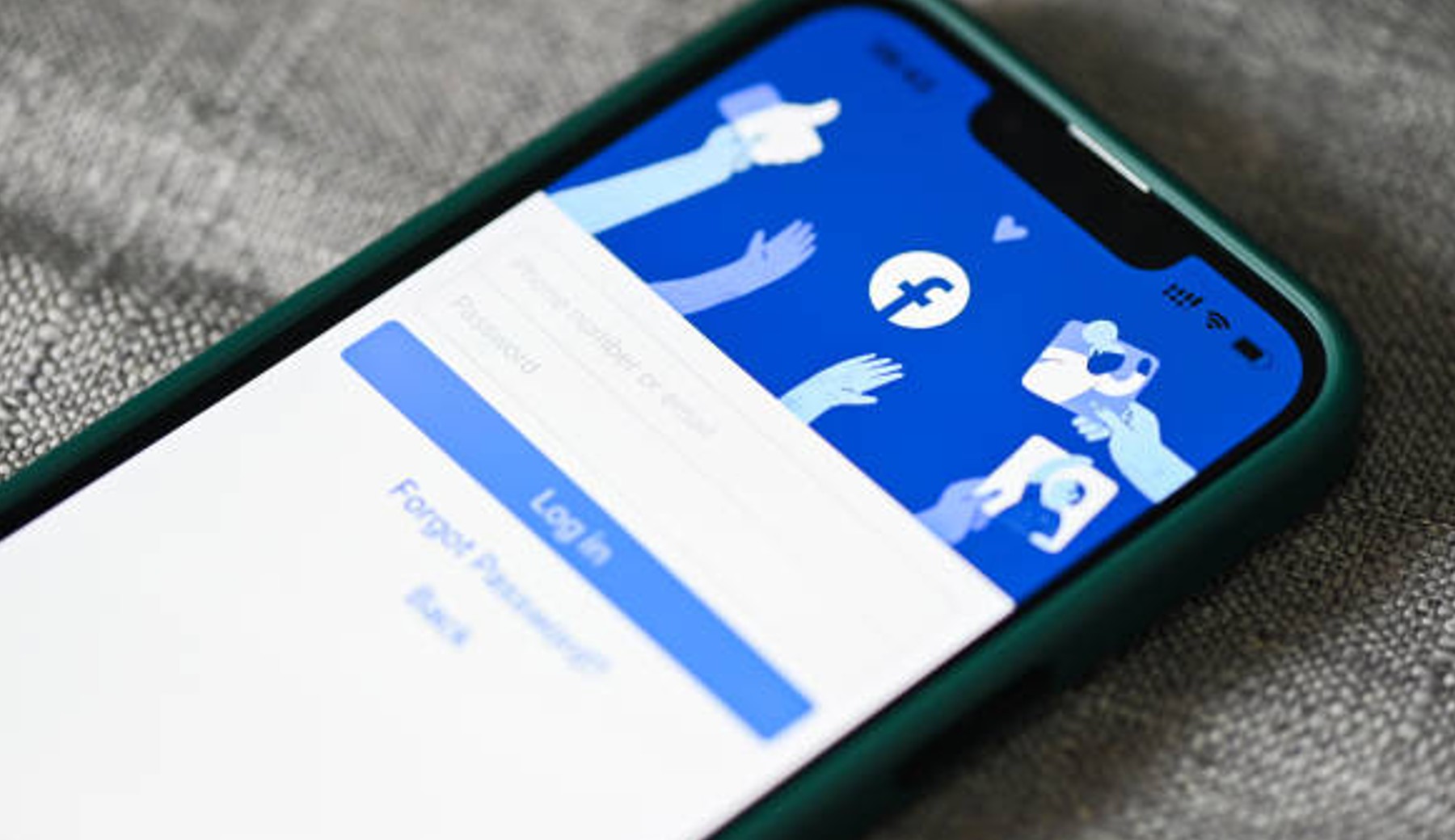La fine delle finte spunte blu su Facebook sta arrivando? Striscia la