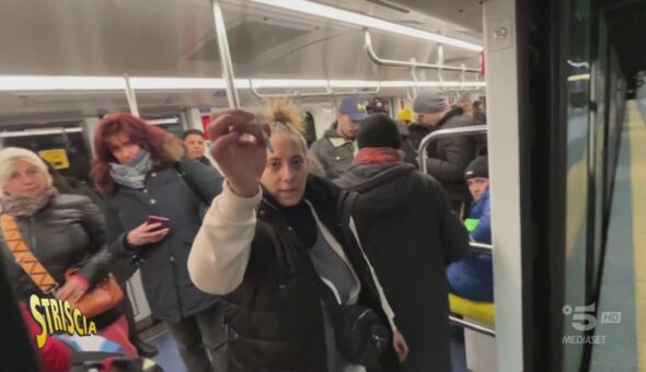 Milano reagisce: la borseggiatrice spinge, minaccia e blocca la metro