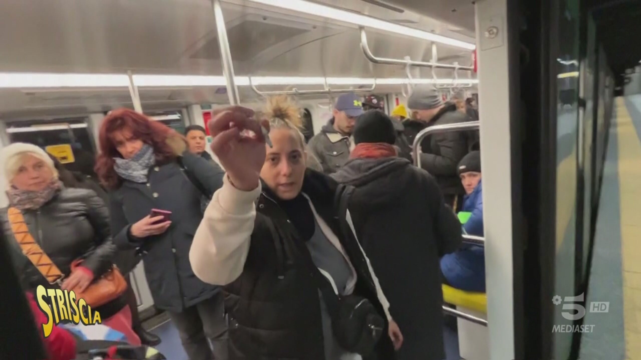 Milano reagisce: la borseggiatrice spinge, minaccia e blocca la metro