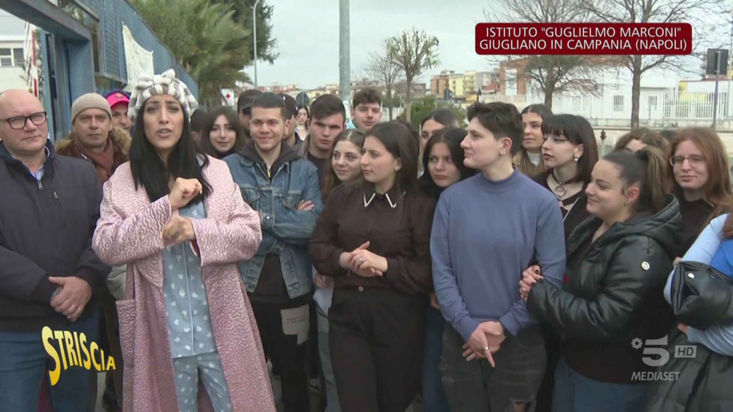 A Giugliano in Campania, nella scuola chiusa da dieci mesi