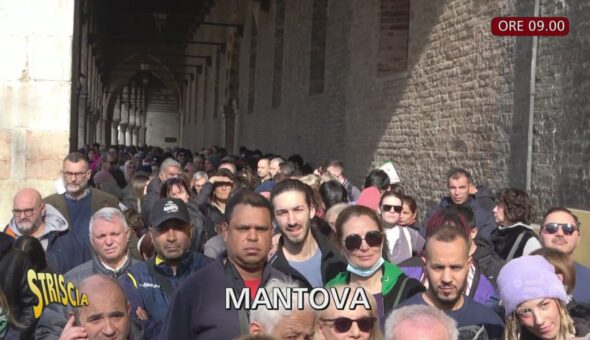 Una notte e una mattina in coda a Mantova per il passaporto