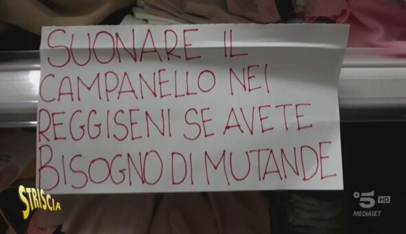 Cristiano Militello sotto il balcone del ragionier Fantozzi