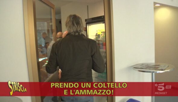 Il bar dell'Agenzia delle entrate non fa scontrini: per Ghione e la troupe botte, minacce e spintoni