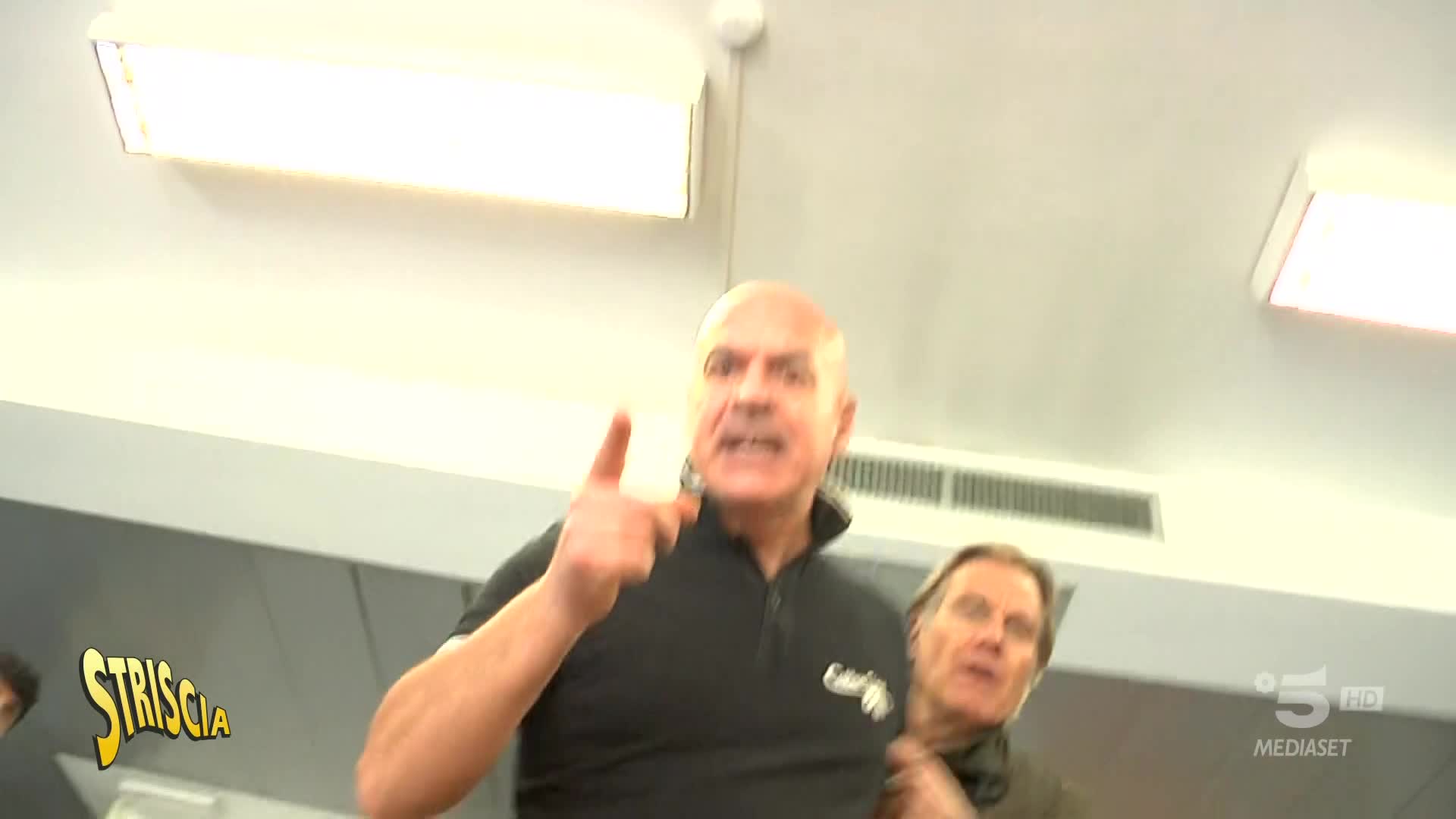 Il bar dell’Agenzia delle entrate non fa scontrini: per Ghione e la troupe botte, minacce e spintoni