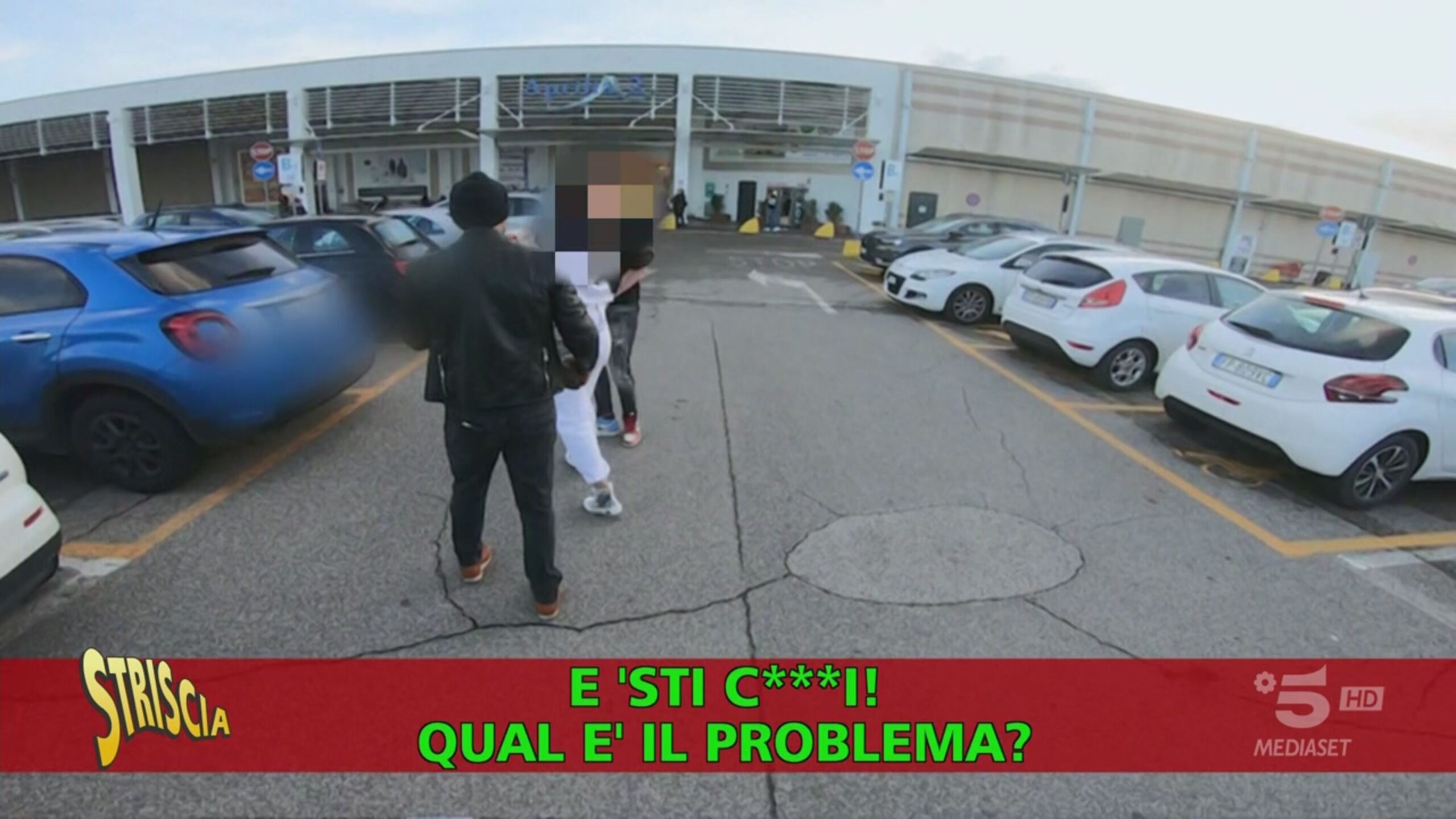 Brumotti ad Aprilia libera i parcheggi e si prende sputi e spinte