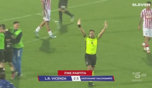 Serie C, un arbitro fischia la fine per errore