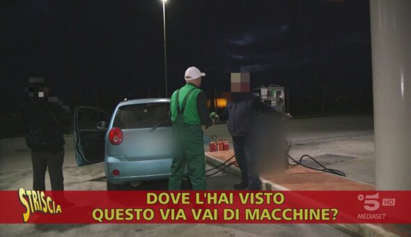 Il distributore (non autorizzato) che riempie le bombole del gas