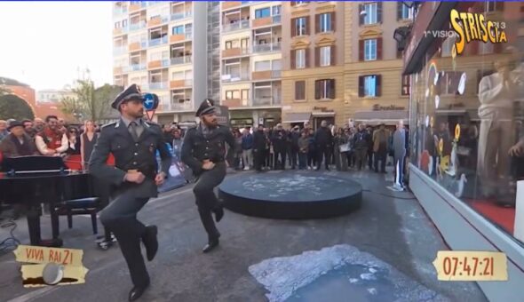 La Guardia di Finanza fa irruzione a Viva Rai2! (sulle note di Cicale)