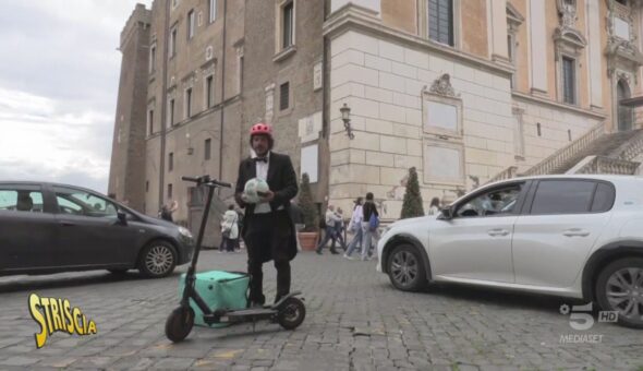 Rivera come il sindaco Gualtieri: relax sul posto di lavoro