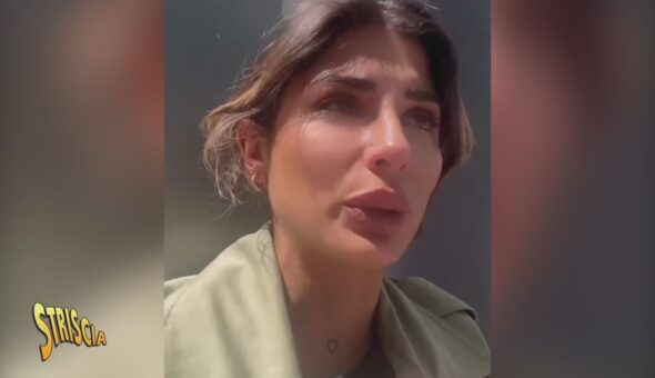 Giulietta Cavaglia ha perso l'aereo (e piange)