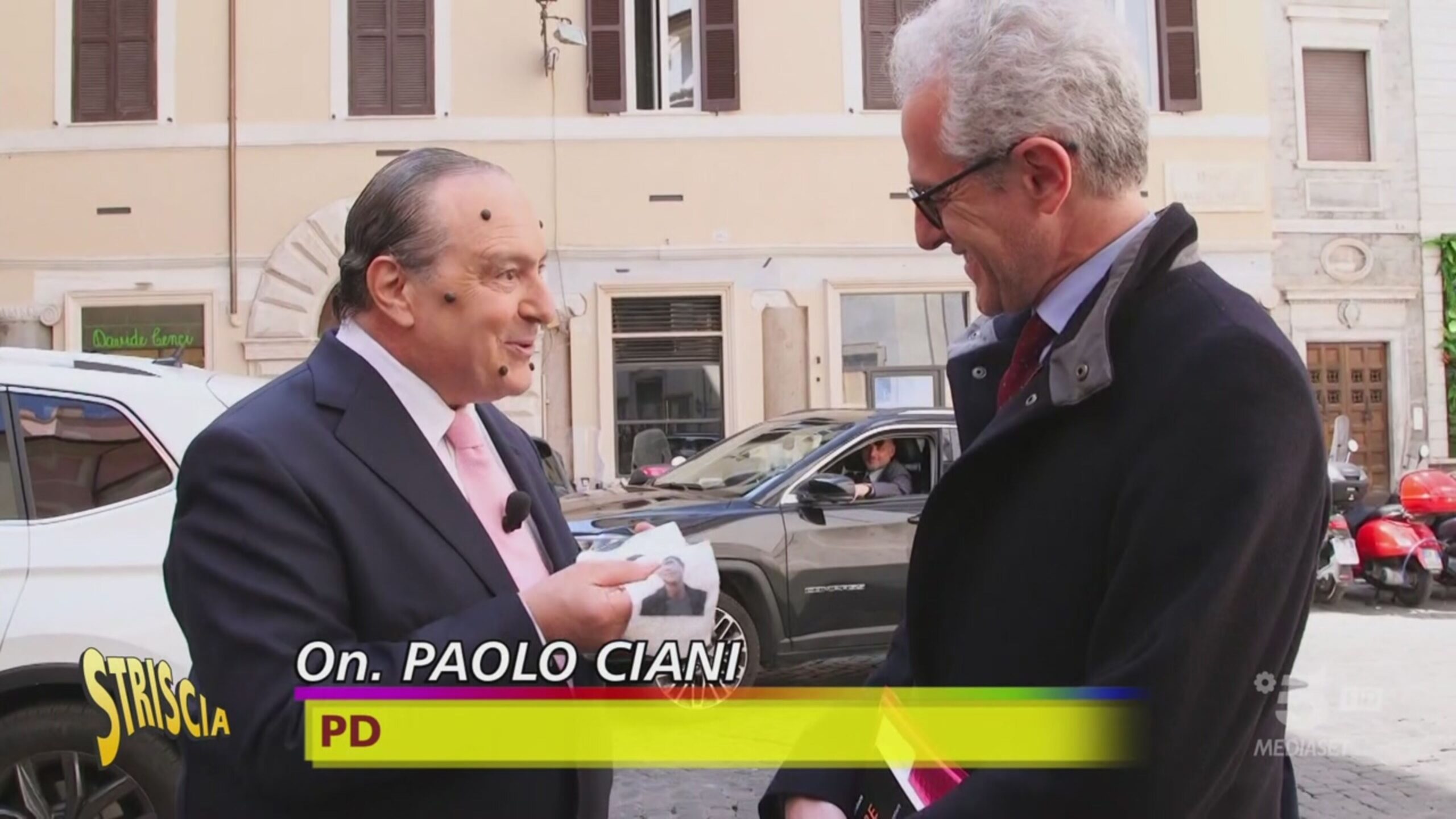 Il Vespone e la carta di Fratoianni a tiratura illimitata - Striscia la ...