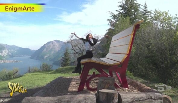 Chiara Squaglia e la panchina gigante sul Lago di Como