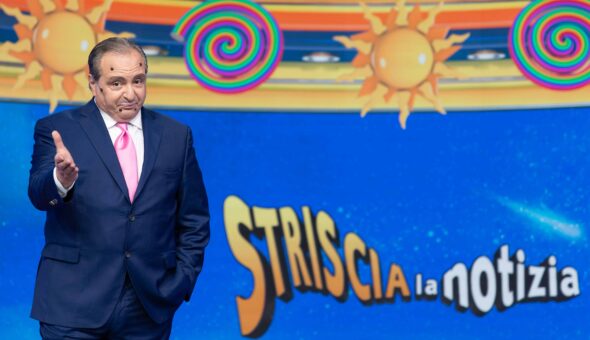 Stasera a Striscia la carta «legale» griffata Fratoianni