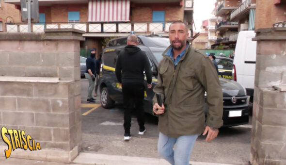 Stasera a Striscia, tensione a Ostia. Aggredito Brumotti
