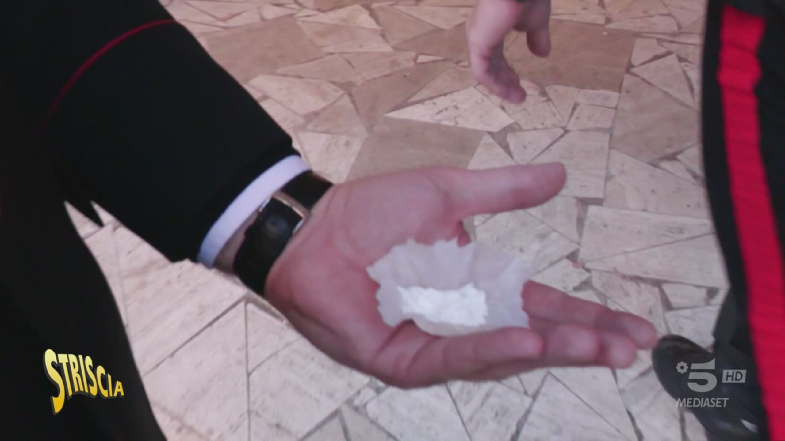 Brumotti nel “droga market” di Pomezia con don Coluccia