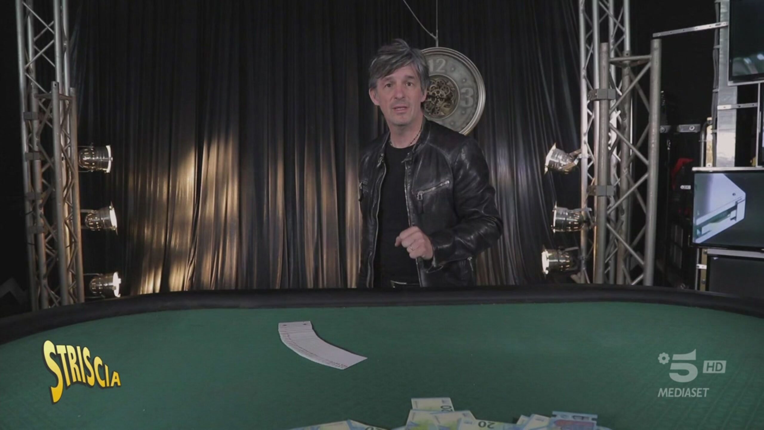 “Striscia la magia”, i segreti dei trucchi usati nei film di 007