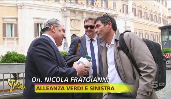 Fratoianni e la carta con la sua faccia finalmente insieme