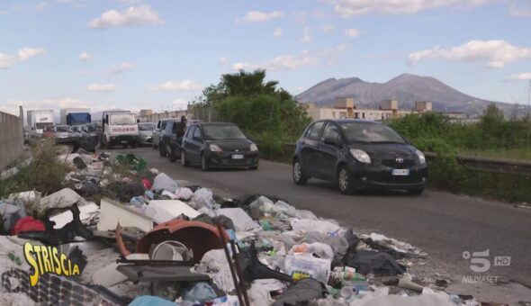 Napoli, strada chiusa per deposito di rifiuti