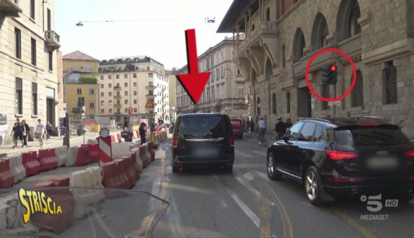 Milano, quando il semaforo rosso è un optional