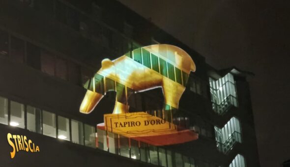 Oggi a Striscia, Tapiro d'oro gigante per i giornalisti de La Stampa