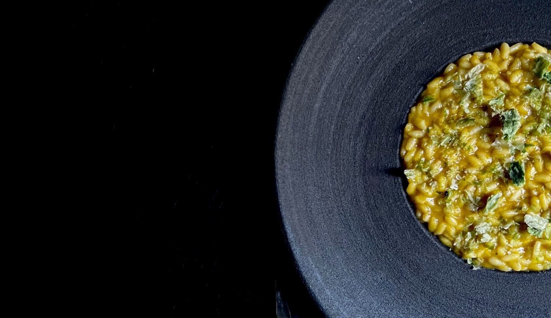 “Risotto con lattuga di mare, corallo di capasanta, olio di limone e origano” di Valerio Serino e Lucia De Luca