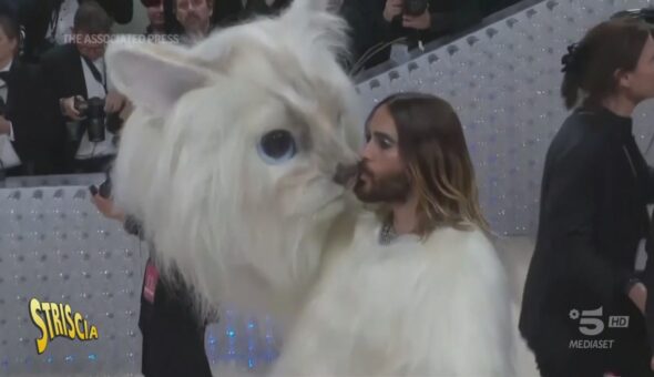 Jared Leto vestito da gatto per ricordare Karl Lagerfeld