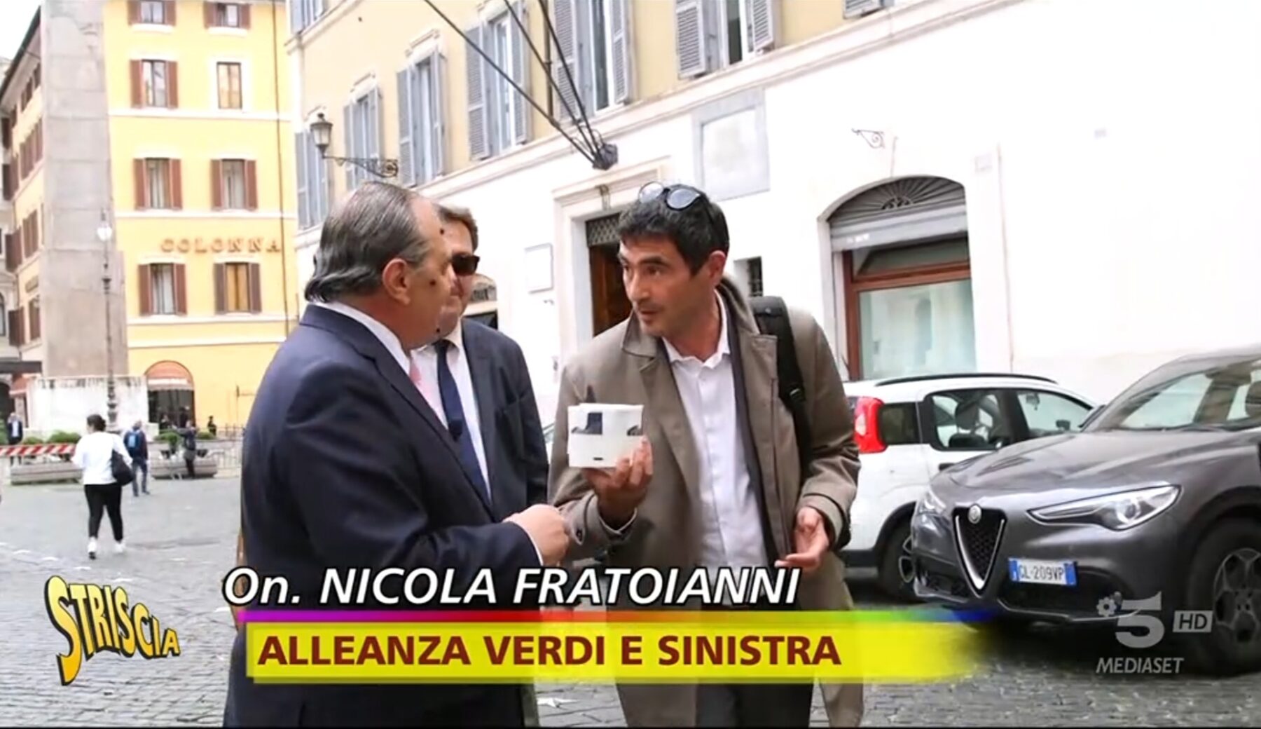 I rotoli di morbidezza con la faccia di Fratoianni. La storia