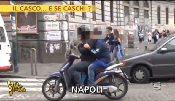Il pericolo dei bambini in moto senza casco. Striscia lancia l’allarme dal 2014