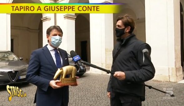 Il dimissionario Giuseppe Conte si consola con un Tapiro