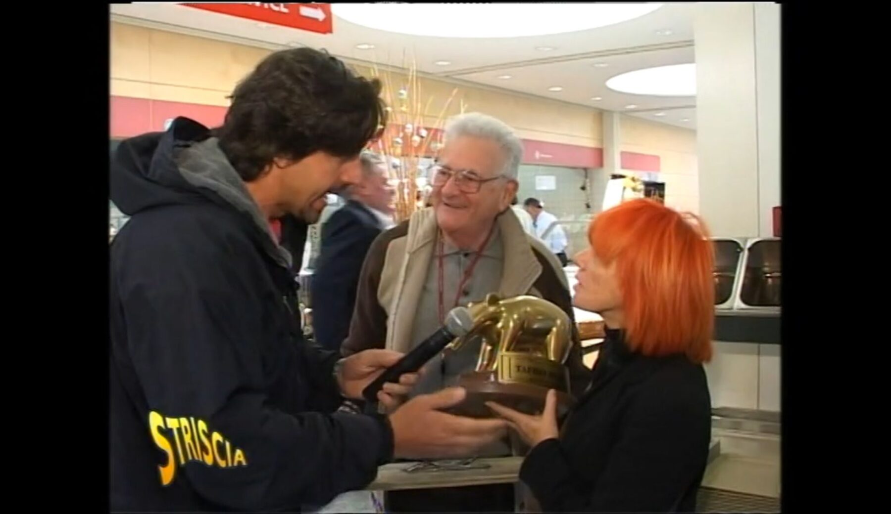 Rita Pavone, auguri e un Tapiro (per il flop politico)