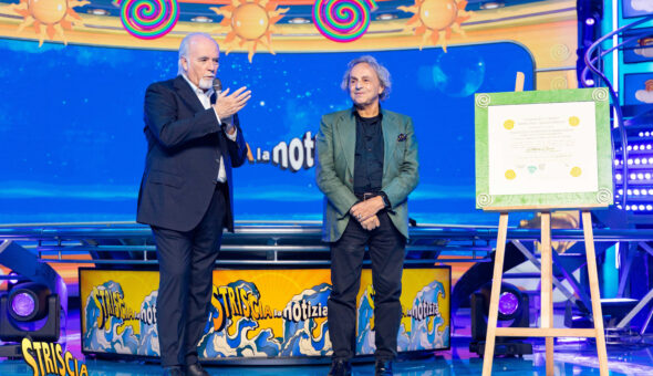 Antonio Ricci riceve a sorpresa il diploma di Patafisico dal Maestro Ugo Nespolo
