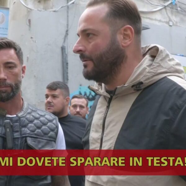 Insulti e minacce per Brumotti davanti allo striscione per il rapinatore “martire”