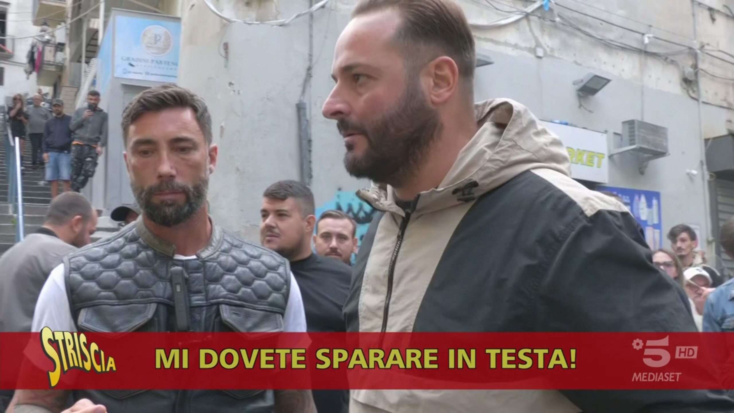 Insulti e minacce per Brumotti davanti allo striscione per il rapinatore “martire”