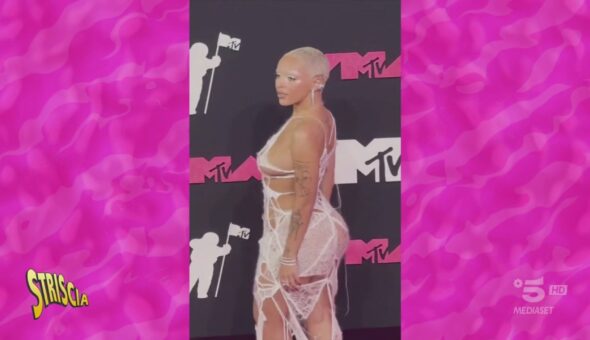 Agli MTV Awards un trio di abiti contro il buon gusto
