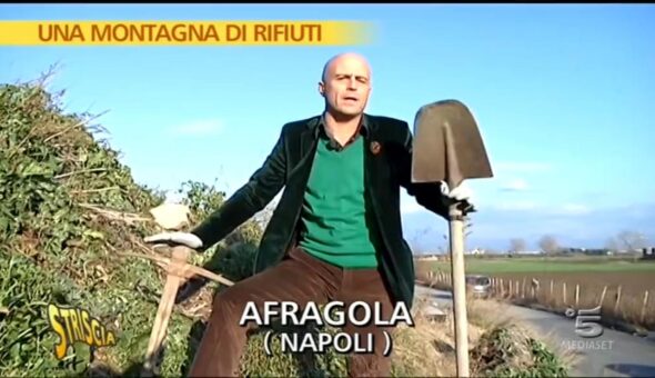 Napoli, l’ex discarica della Scafatella in fiamme. I servizi di Striscia