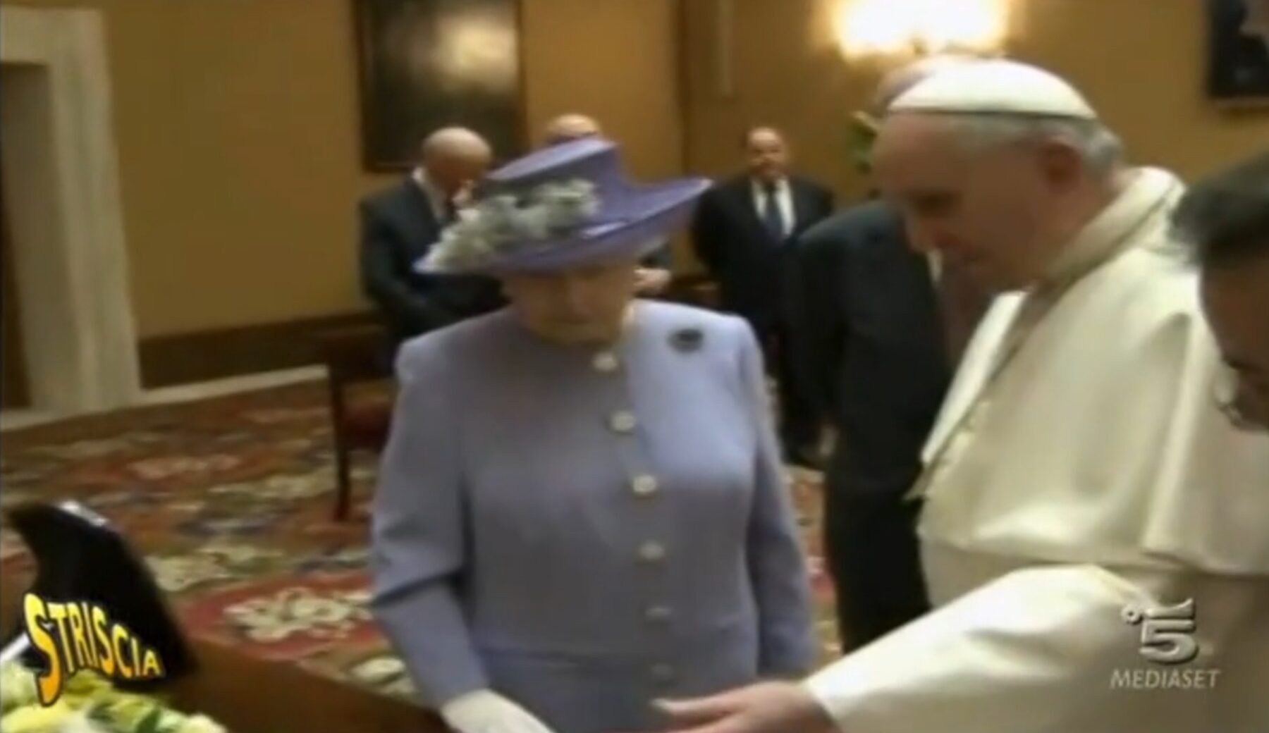 Quando Striscia dava voce a Elisabetta II