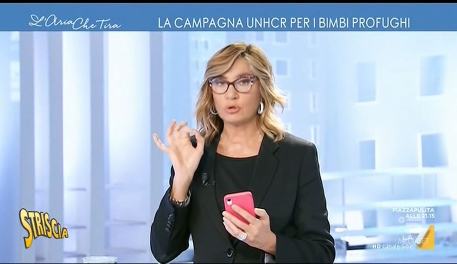 Myrta tra Tapiri, gaffe e Moda (Caustica)