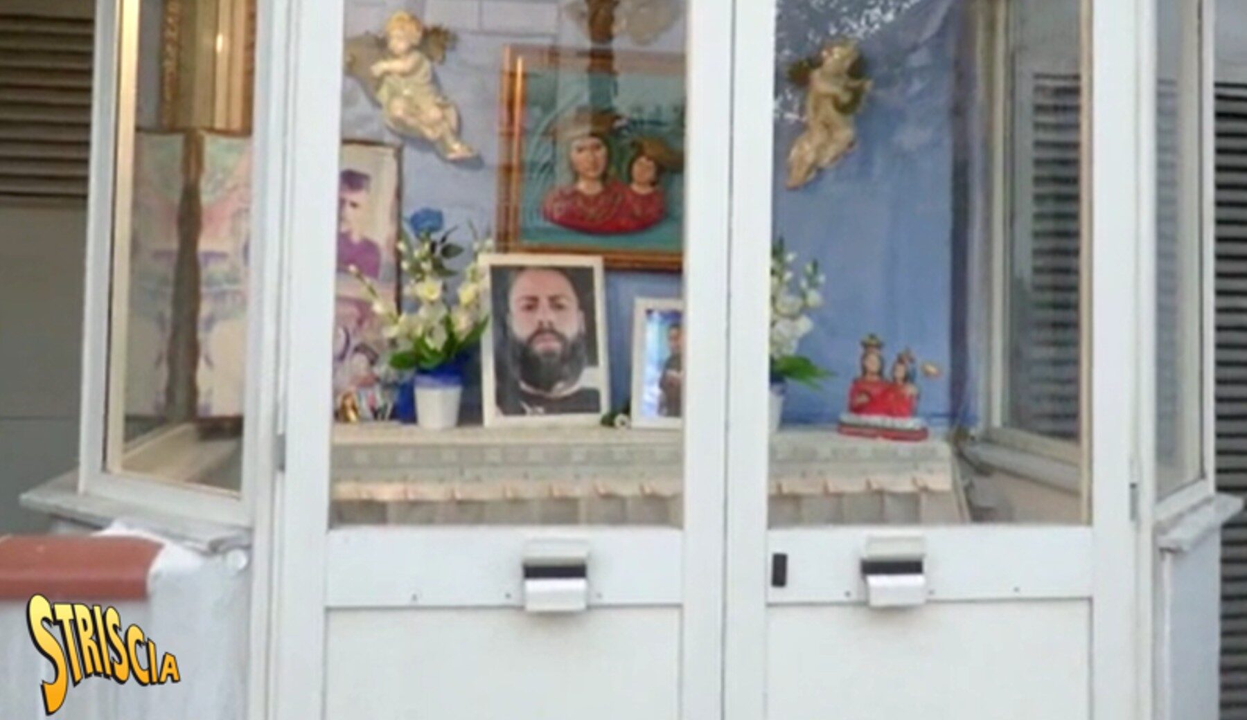 Stasera a Striscia, Napoli e l’altare che celebra la criminalità