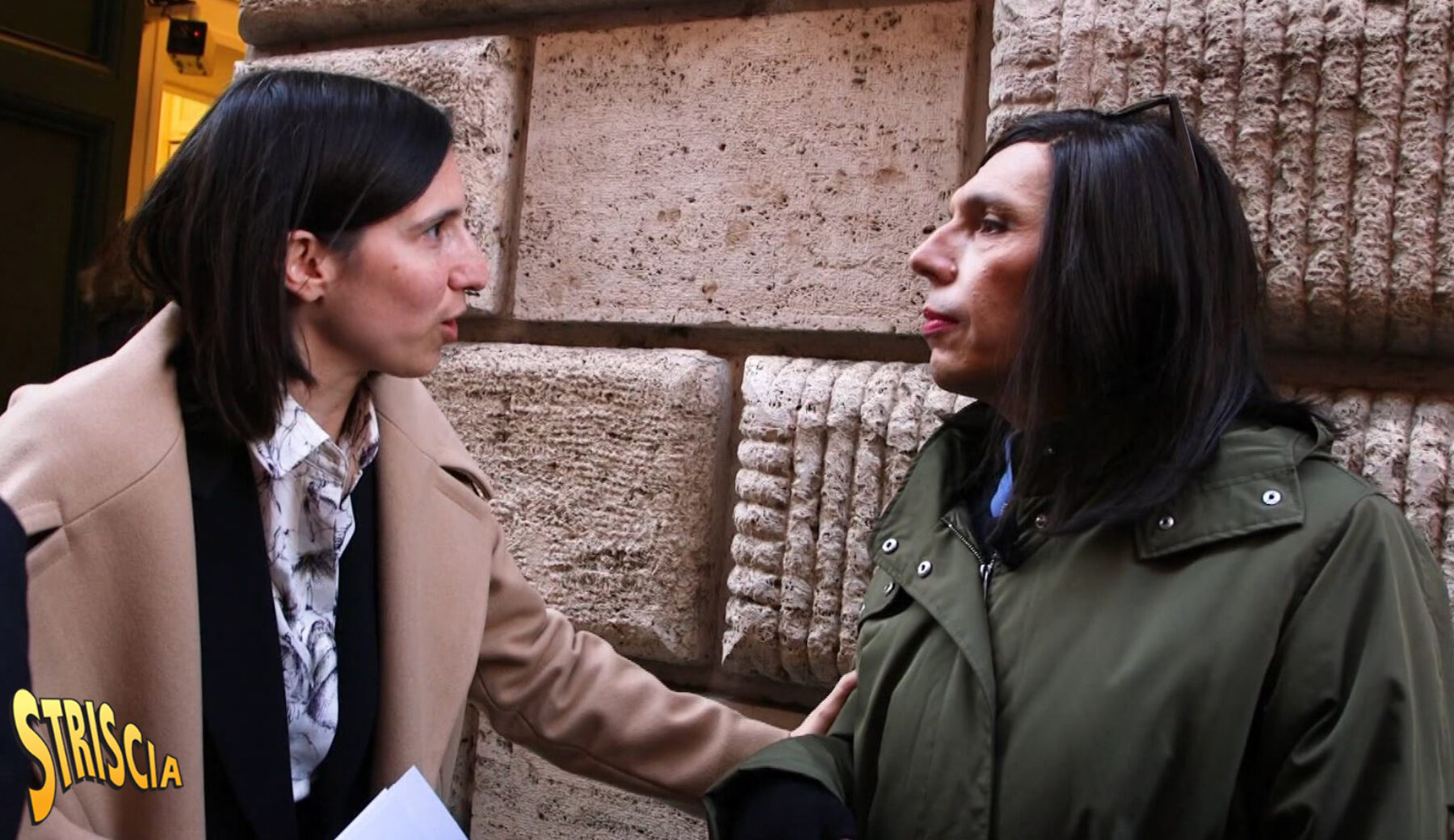 Esclusivo a Striscia la notizia: faccia a faccia tra Elly e Schlein