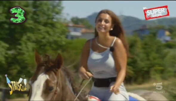 Elettra Lamborghini a cavallo