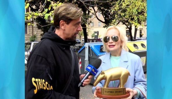 Il Tapiro alla conduttrice Vira Carbone per i pom***i in diretta. Stasera a Striscia